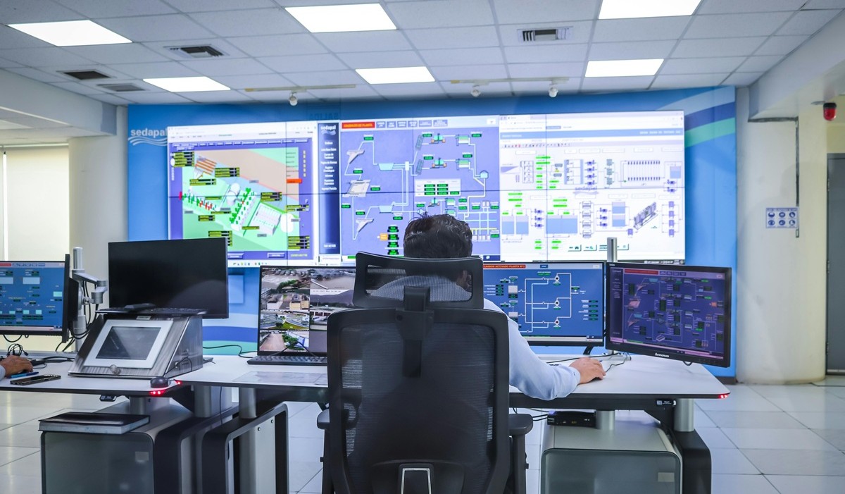 Energy infrastructure control center with monitoring dashboards