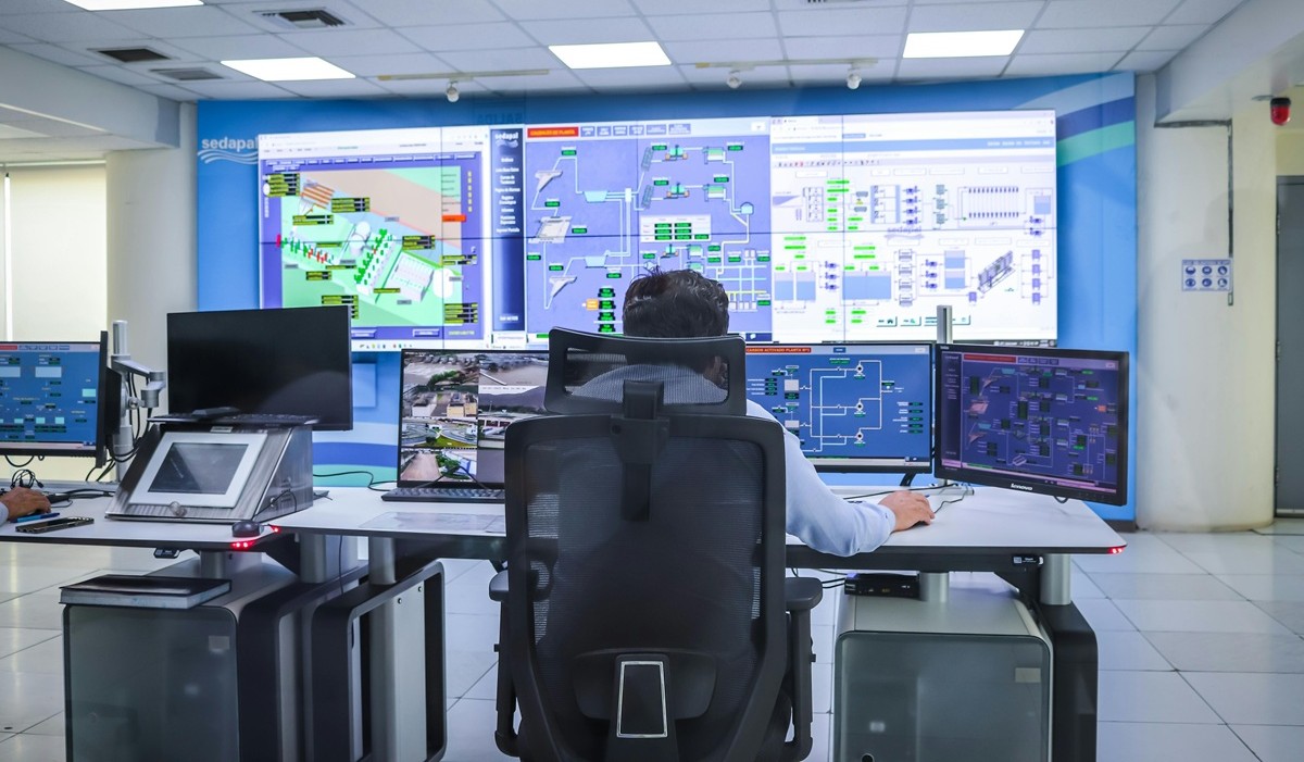 Operator monitoring supply chain control room dashboards with live logistics data